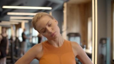 Sporcu kız spor salonunda egzersiz yapıyor. Sporcu kadın spor kulübünde ısınıyor..