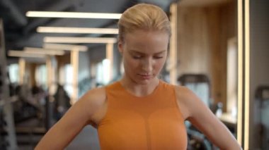 Spor kulübünde egzersiz yapan atlet kadın. Sportif kız spor salonunda ısınıyor.