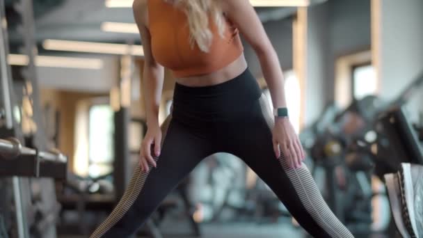 Femme sportive sérieuse faisant bascule à la salle de gym. Fit girl faire des exercices dans le club de sport — Video