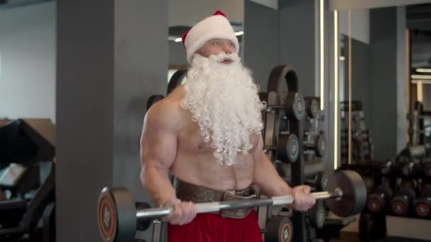 Sexy trénink Santy ve fitness centru. Energetický fit muž cvičení ve sportovním klubu — Stock video