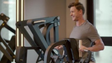 Spor kulübünde biseps yapan agresif formda bir adam. Spor salonunda sporcu egzersizi.