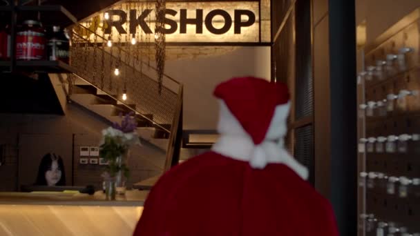 Сильний Санта-Клаус ходить нагору в спортзалі. Чоловічий спортсмен, що входить до спортивного клубу — стокове відео