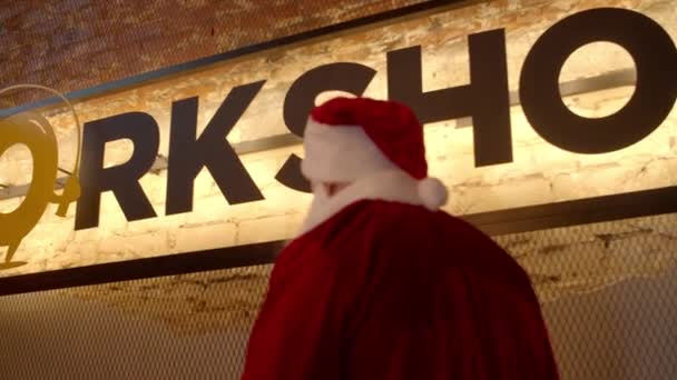 Père Noël marchant en haut dans un club de sport. Sportif confiant entrant dans la salle de gym — Video