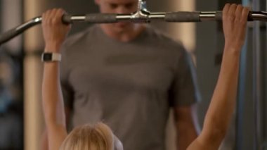 Spor kulübünde iş bitiren formda bir kız. Çalıştırıcı denetleyici istemci