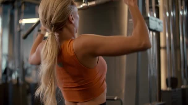 Starke Sportlerin beim Pulldown im Fitnessstudio. Fittes Mädchentraining im Sportverein — Stockvideo