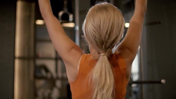 Aktiv sport kvinna utbildning på gym. passform flicka att ha träning i sport klubb. — Stockvideo