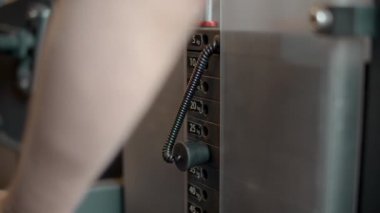 Spor salonunda farklı ağır metal bloklar var. Spor kulübünde erkek eller blok değiştiriyor.