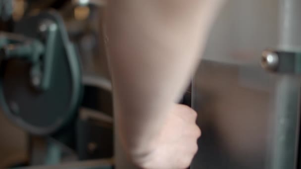 Silný muž si v tělocvičně mění ruce. Makro tělocvičny ve sportovním klubu — Stock video