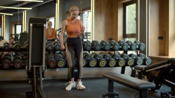 Mulher desportiva de sucesso a dançar no ginásio. Fit menina se divertindo no centro de fitness — Vídeo de Stock