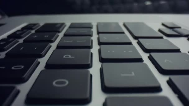 Серый ноутбук с черной клавиатурой. Современная чёрная клавиатура ноутбука — стоковое видео