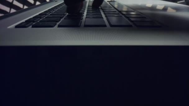 Mão de homem a trabalhar no computador portátil. dedos masculinos teclas de digitação no laptop — Vídeo de Stock