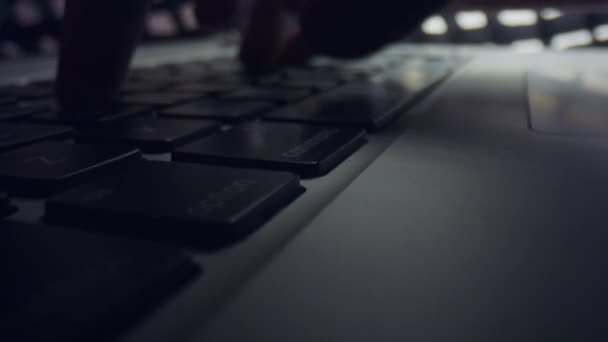 Ο άνθρωπος χέρια πληκτρολογώντας κείμενο στο laptop.Person πατώντας κουμπιά στο πληκτρολόγιο με τα δάχτυλα — Αρχείο Βίντεο