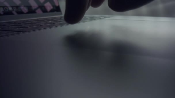 Mannelijke hand met laptop touchpad. Man vingers scrollen touchpad op grijze laptop — Stockvideo