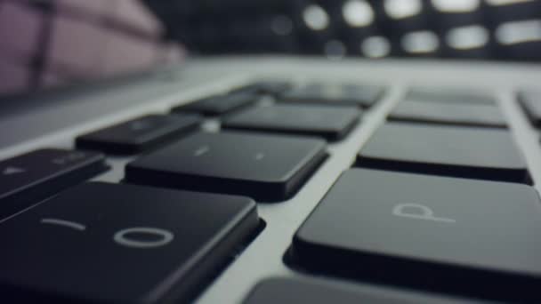 Черная клавиатура серого ноутбука. Современный ноутбук с сенсорной панелью — стоковое видео
