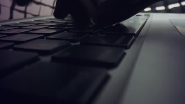 男人用手在笔记本电脑键盘上打字。在灰色笔记本电脑上工作的男性 — 图库视频影像