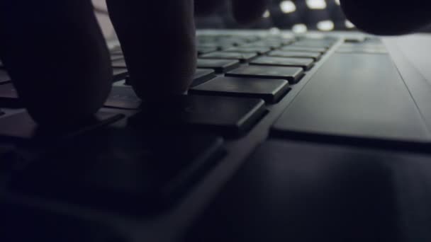 Dedos masculinos escribiendo en el teclado del ordenador portátil. Hombre manos usando ordenador portátil — Vídeo de stock