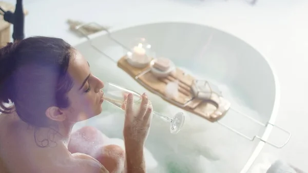 Romantische vrouw die champagne drinkt in een luxe bad. Sexy meisje ontspannen in bad. — Stockfoto