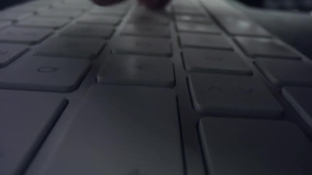 Mužské ruce píšou na klávesnici počítače. Nerozpoznatelný muž používající klávesnici — Stock video