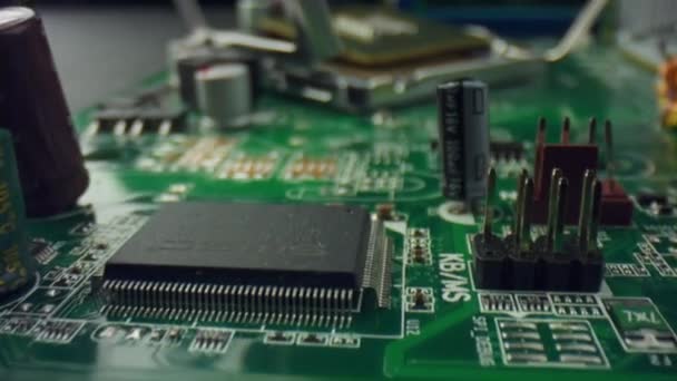 Computadora electrónica placa base. Elementos de primer plano del chip digital de la placa base — Vídeos de Stock