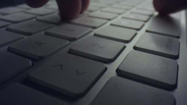 Неузнаваемый человек нажимает кнопки на клавиатуре. Человеческая рука с помощью компьютера — стоковое видео