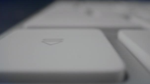 Clavier d'ordinateur blanc sur table. clavier blanc moderne de l'ordinateur 