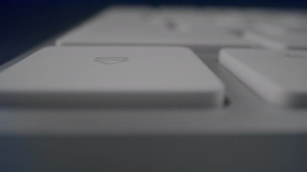 Vita knappar på datorns tangentbord i detalj. Modernt vitt tangentbord på bordet — Stockvideo