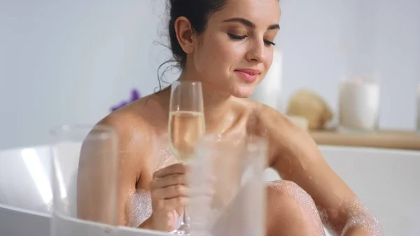 와인을 들고 목욕하는 섹시 한 여자. 샴페인으로 긴장을 풀고 있는 누드 소녀 — 스톡 사진