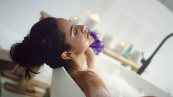 Closeup romantic woman taking bath at home. Sensual girl relaxing in foam bath. — Stock Photo, Image