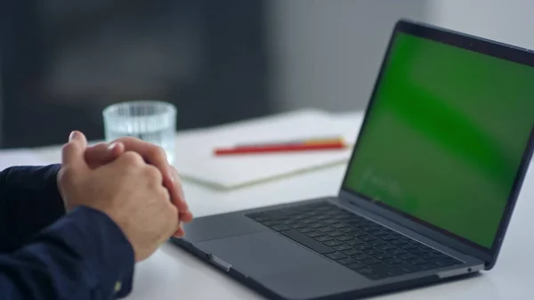 Homem de negócios olhando laptop tela verde. Homem acenando mão após chamada de vídeo . — Fotografia de Stock