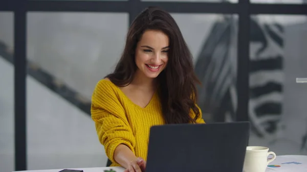 Smiling businesswoman showing charts and graphs on video call in slow motion — Stockfoto