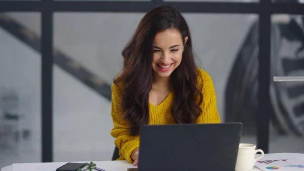 Smiling woman getting funny message on laptop. Joyful girl chatting notebook — Stockfoto