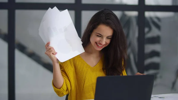 Una mujer de negocios sonriente leyendo documentos. Chica alegre conseguir buenos resultados — Foto de Stock