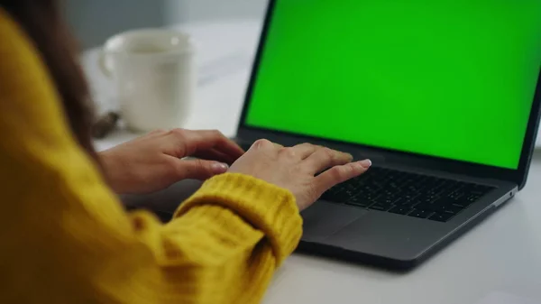 Fechar mãos mulher de negócios trabalhando no computador portátil com tela verde . — Fotografia de Stock