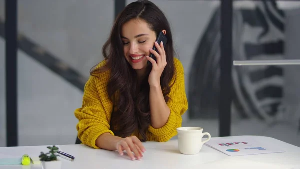 Primer plano sonriente empresaria hablando de teléfono móvil en la oficina — Foto de Stock