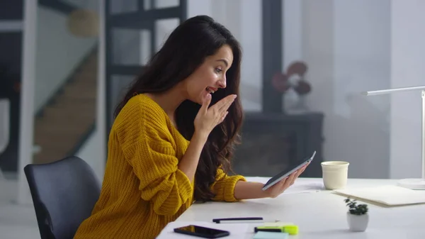 Cheerful business woman touching pad screen. Pretty girl surfing internet on pad — Stock Fotó