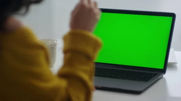 Unrecognized woman looking green screen laptop. Girl explaining with gestures — Stock Photo, Image