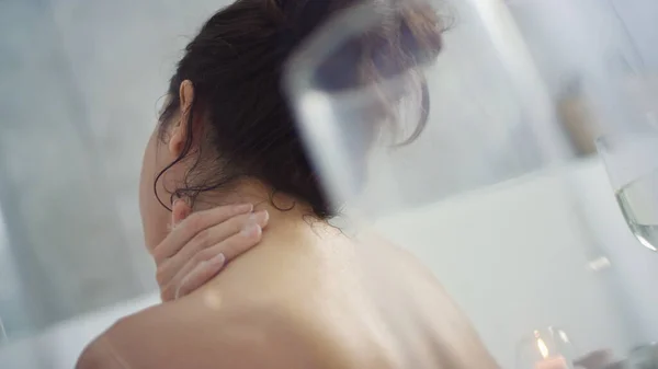 Dögös nő flörtöl a fürdőkádban. Szoros forró nő masszírozó nyak fürdés közben — Stock Fotó