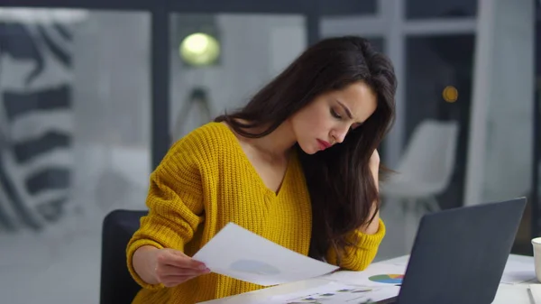 Cercanía enfocada mujer de negocios leyendo documentos. Chica seria comprobar los datos — Foto de Stock