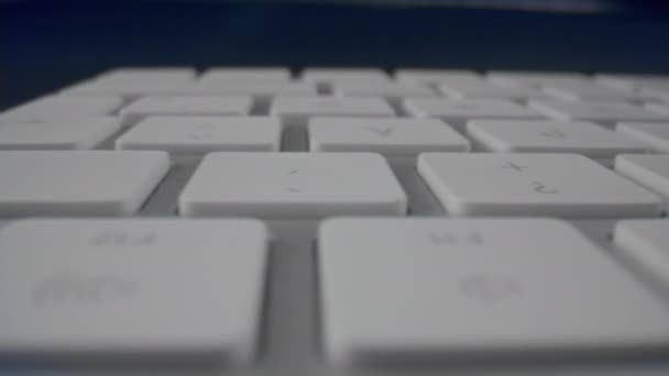 Teclado de ordenador con teclas blancas. Botones blancos del teclado de la computadora en detalle — Vídeo de stock
