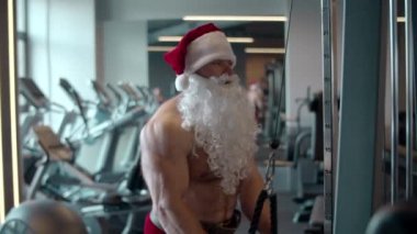 Spor Noel Baba jimnastik salonunda ip uzatma yapıyor. Spor kulübünde formda adam eğitimi.