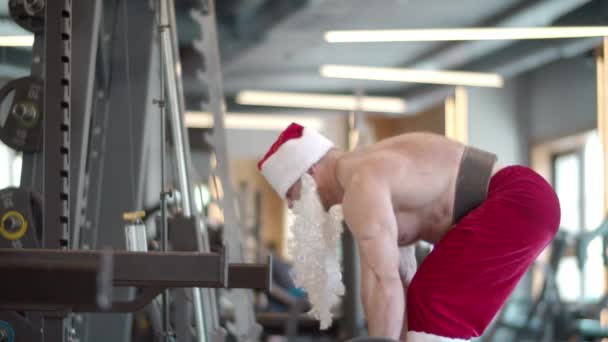 Homem de fitness ativo fazendo deadlift no ginásio. Homem em Santa fantasia fazendo treino — Vídeo de Stock