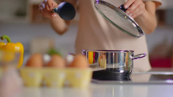 Mulher irreconhecível a cozinhar sopa na cozinha. Dona de casa mexendo sopa com colher — Fotografia de Stock