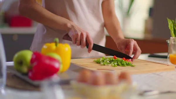 Dona de casa cortando legumes na cozinha.Senhora comendo tomate cereja em câmera lenta — Fotografia de Stock