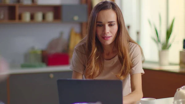 Frau liest gute Nachrichten am Laptop im Home Office. Geschäftsfrau klatscht in die Hände — Stockfoto