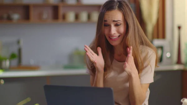 Geschäftsfrau bekommt gute Nachrichten in Zeitlupe auf Laptop-Bildschirm im Büro — Stockfoto
