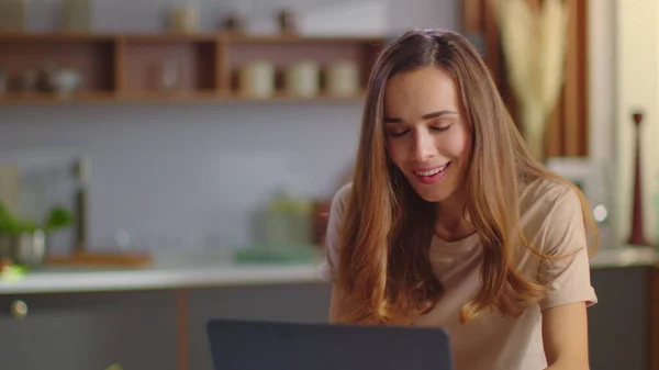 Geschäftsfrau erhält gute Nachrichten in Zeitlupe auf Laptop am heimischen Arbeitsplatz — Stockfoto