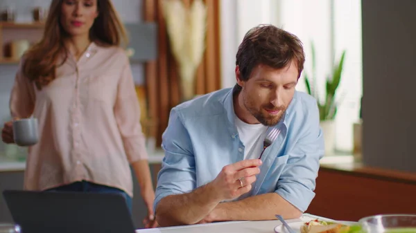 Businessman and businesswoman using laptop at home office in slow motion — Stock Fotó