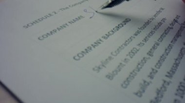 İşçi kağıtları dolmakalemle dolduruyor. Sözleşmeye not alan kişi