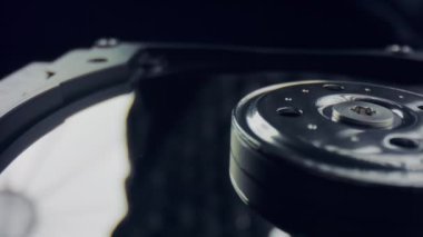 Bilgisayar sabit diski. Bilgisayardan parçalanmış sabit diskin Dolly görüntüsü