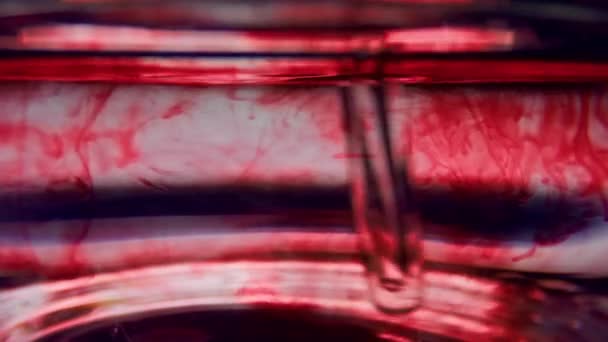 Macro della provetta con sangue. Liquido rosso agitante in vetreria con pipetta — Video Stock